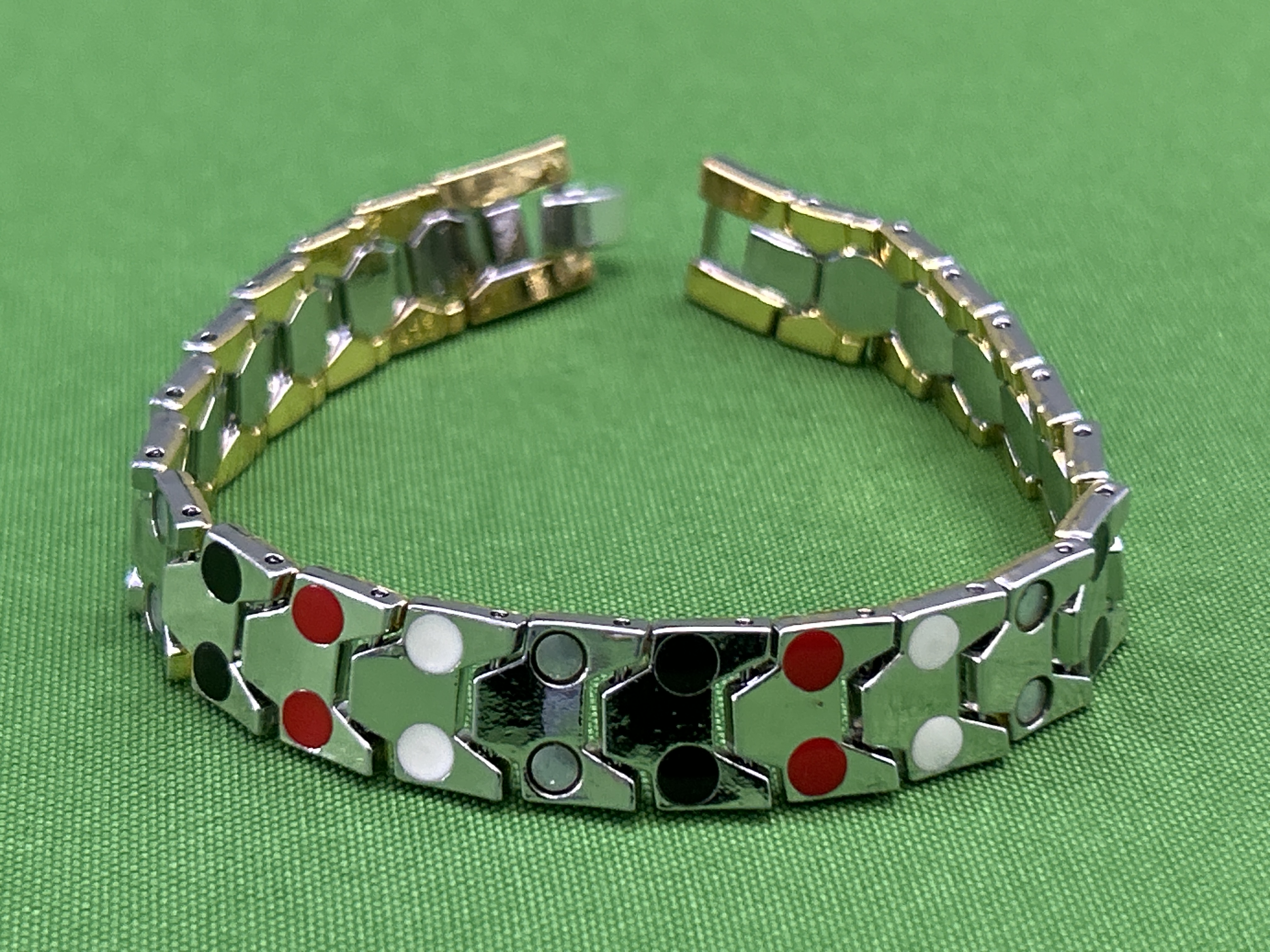 QC Photo - The magnetic bracelet is retro and fashionable 1450