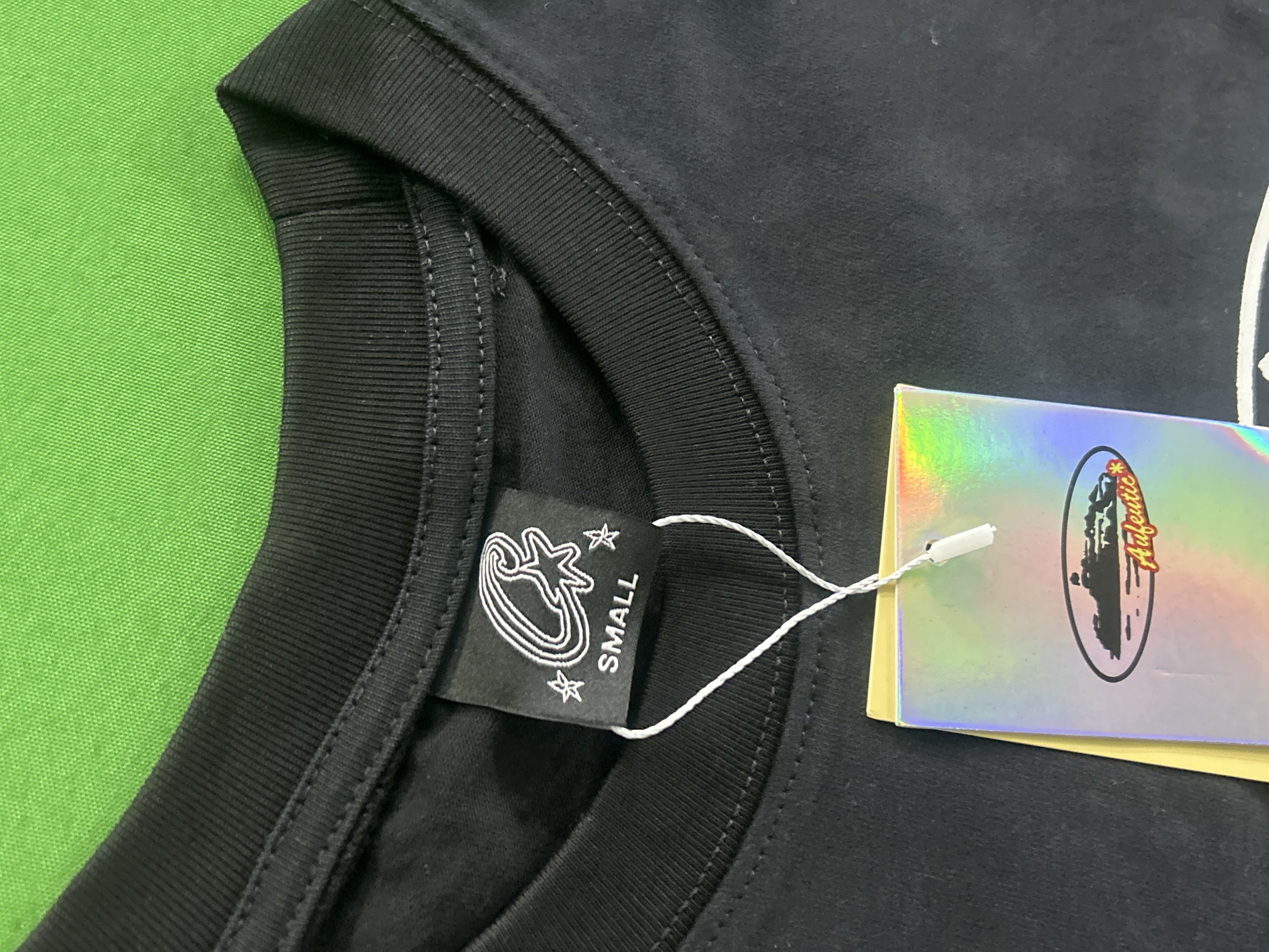 QC Photo - Black short-sleeved shirt